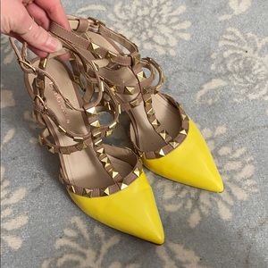 BCBGeneration Darron pump in yellow. Rare find